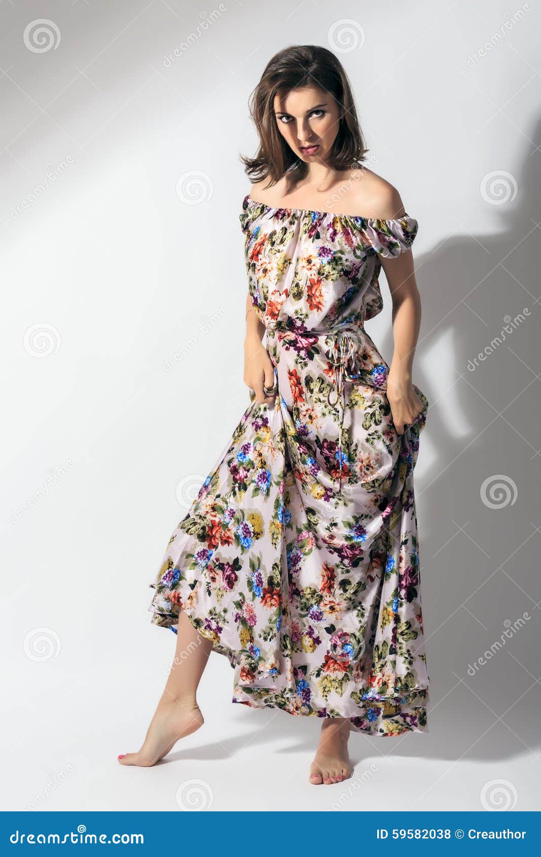Mujer Hermosa En Vestido De Flores Elegante Foto de archivo - Imagen de  floral, muchacha: 59582038