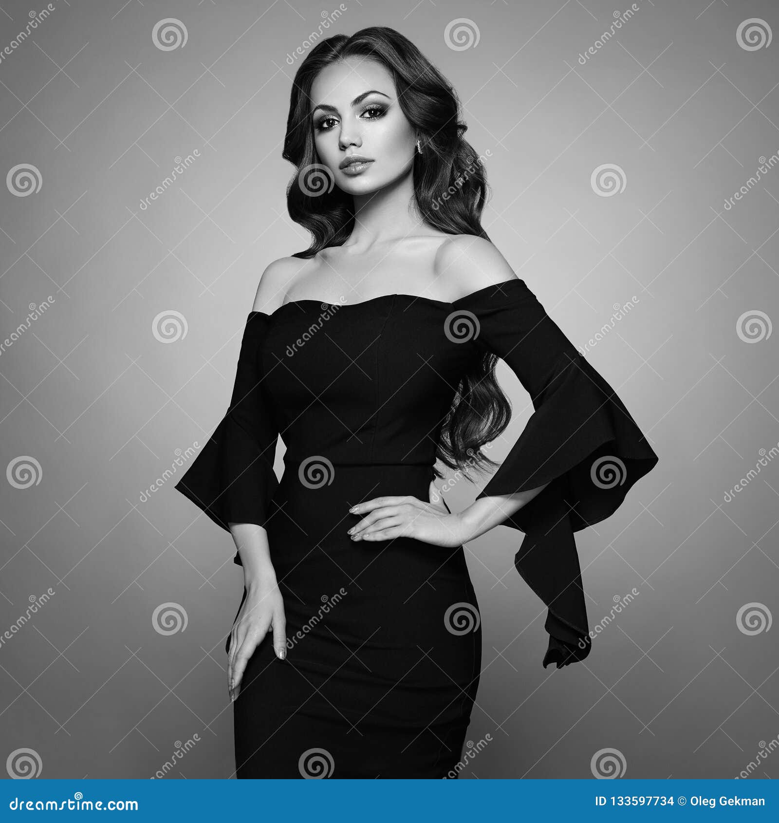 Mujer Hermosa En Vestido De Noche Negro Elegante Foto de archivo - Imagen  de maquillaje, manera: 133597734