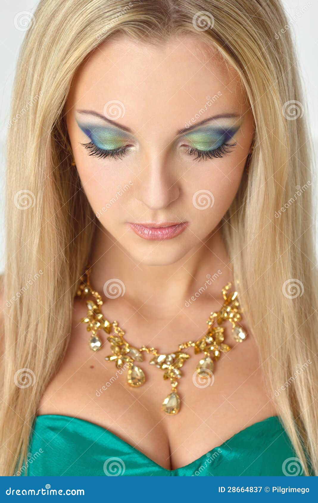 Mujer Hermosa En Vestido De Noche Verde Imagen de archivo - Imagen de pelo, adulto: 28664837 Mujer Hermosa En Vestido De Noche Verde Imagen de archivo - Imagen de pelo, adulto: 28664837