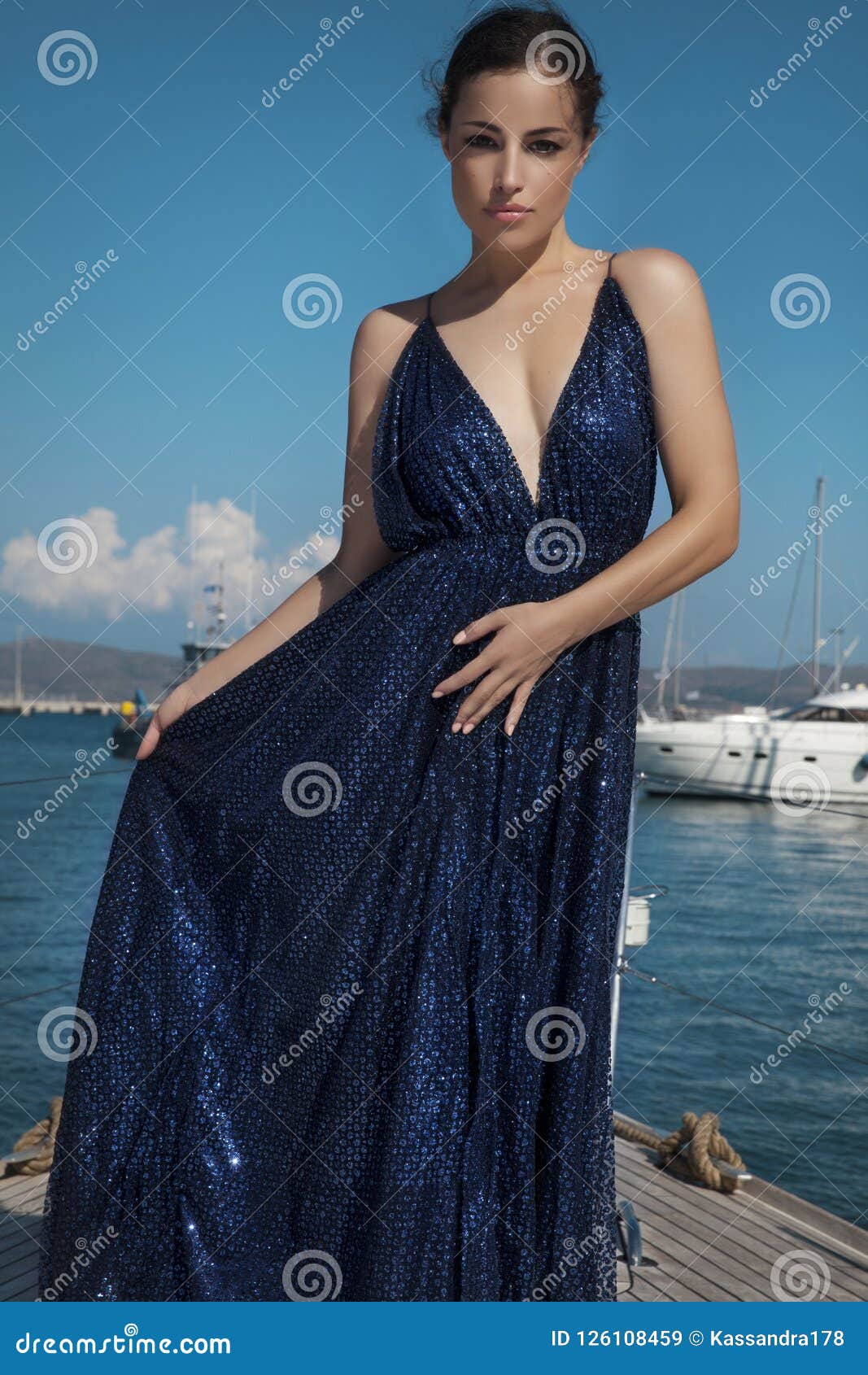 Mujer Hermosa En Vestido Largo Del Brillo Imagen de archivo - Imagen de  lifestyle, azul: 126108459