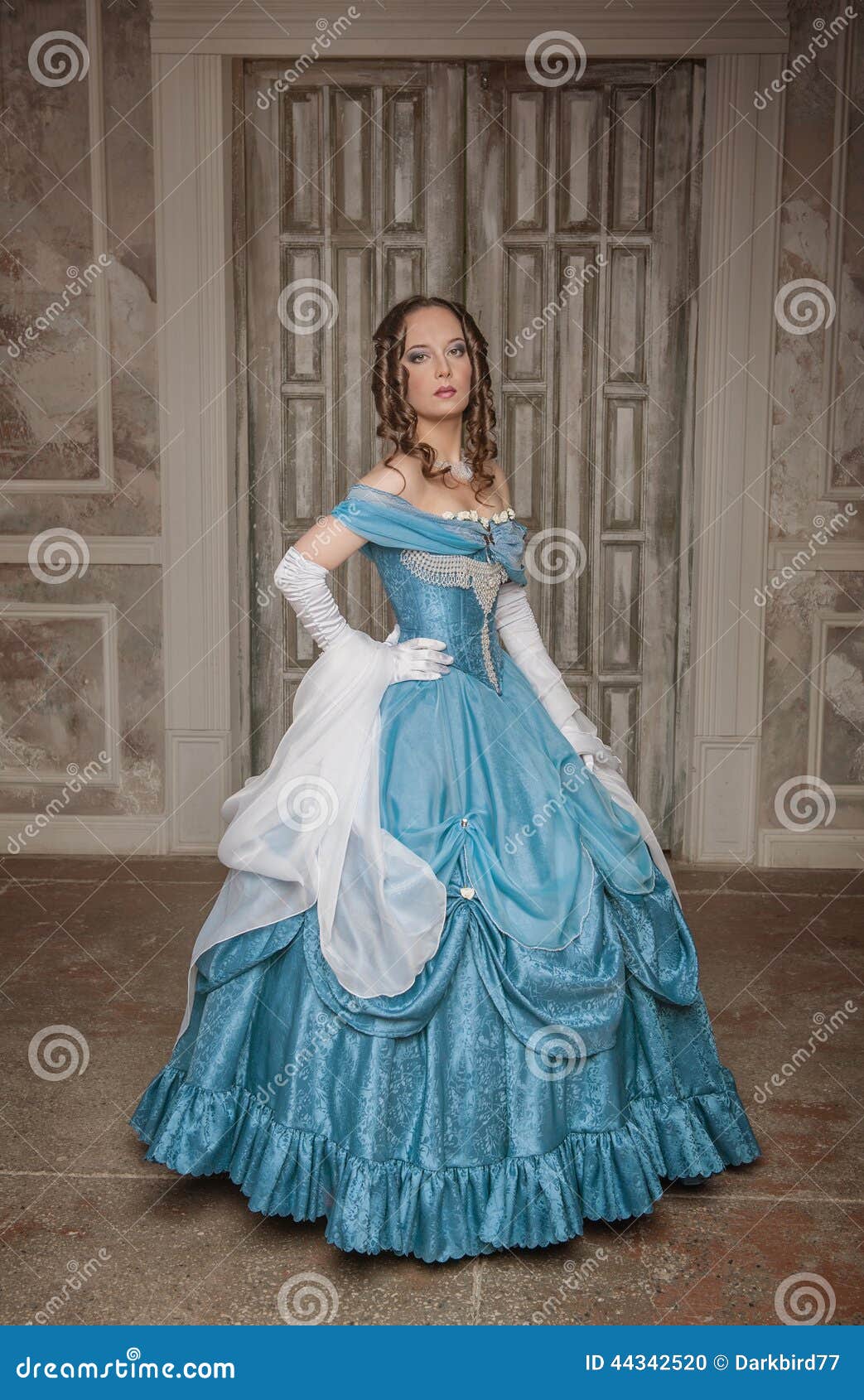 Mujer Hermosa En Vestido Medieval Azul Foto de archivo - Imagen de barroco,  enrollamiento: 44342520