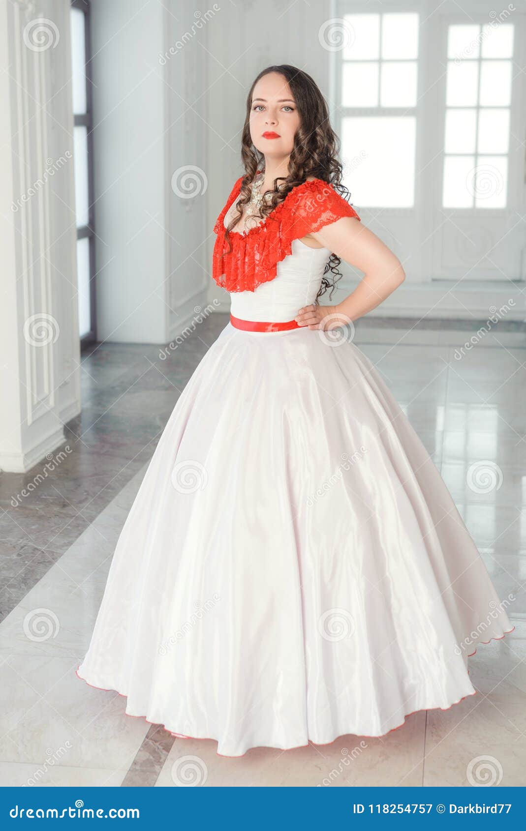 Mujer Hermosa En Vestido Medieval Con Crinolina En El Pasillo Imagen de archivo - Imagen de medieval, lindo: 118254757 Mujer Hermosa En Vestido Medieval Con Crinolina En El Pasillo Imagen de archivo - Imagen de medieval, lindo: 118254757