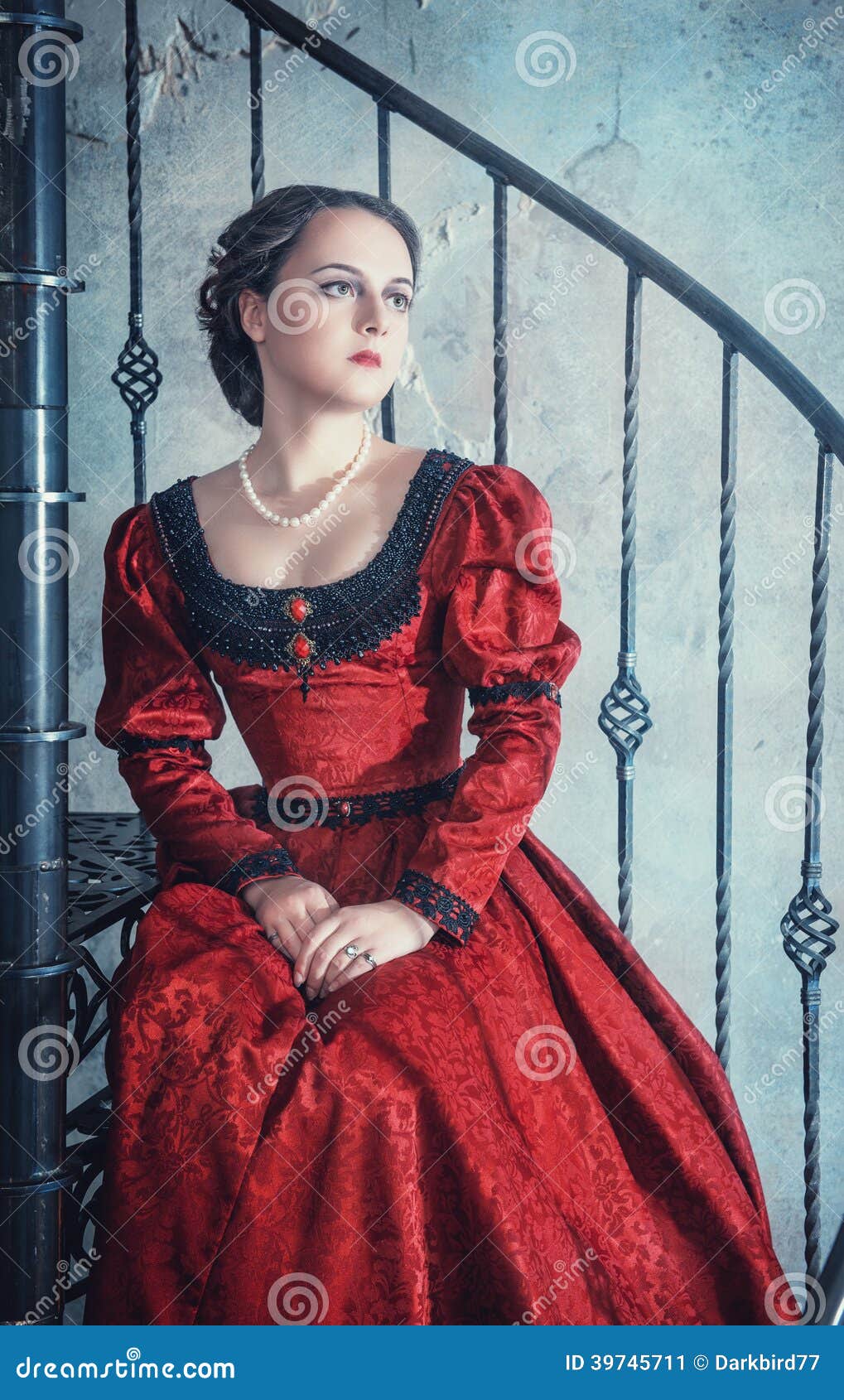Mujer Hermosa En Vestido Medieval En La Escalera Imagen de archivo - Imagen  de auténtico, misterio: 39745711