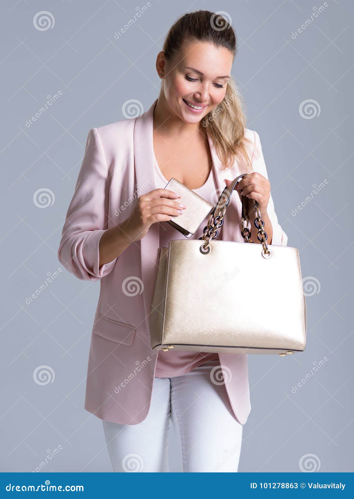 Mujer Hermosa Con El Bolso Y La Cartera Compras de archivo - Imagen de compra, hembra: 101278863