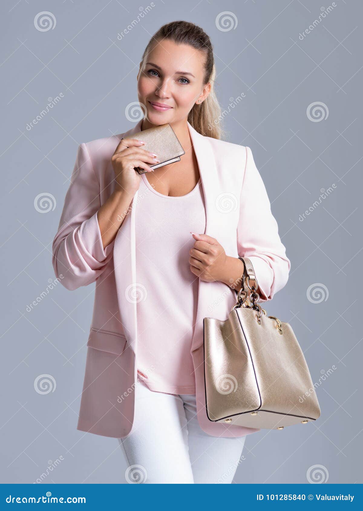 Mujer Hermosa Feliz Con El Bolso Y La Cartera En Compras Foto de - Imagen de retrato, aislado: