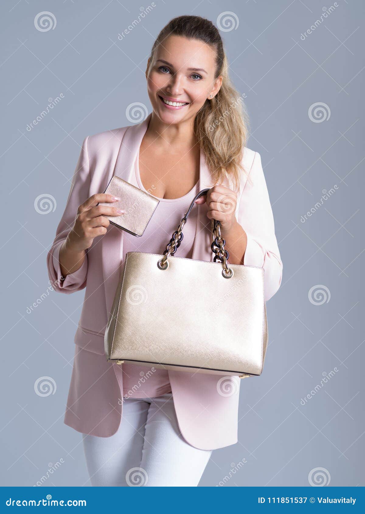 Mujer Hermosa Feliz Con El Bolso La Cartera En Imagen de archivo - Imagen de positivo, compra: 111851537