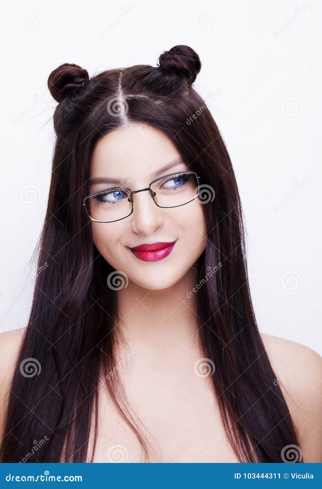 Mujer Hermosa Feliz Joven Con El Peinado Brillante Del Maquillaje Con Los  Cuernos Imagen de archivo - Imagen de partido, feliz: 103444311