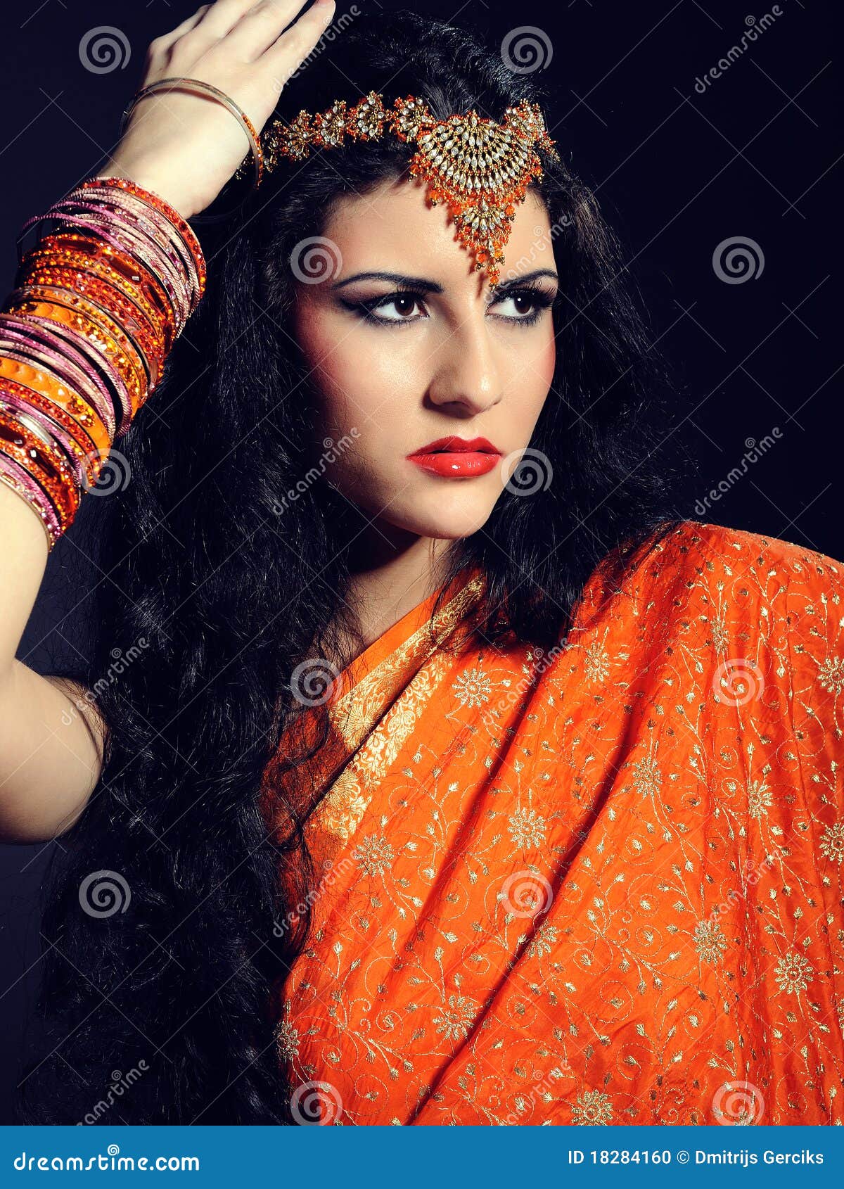 Mujer Hermosa Joven En Sari Tradicional India Foto de archivo - Imagen de  adulto, religioso: 18284160