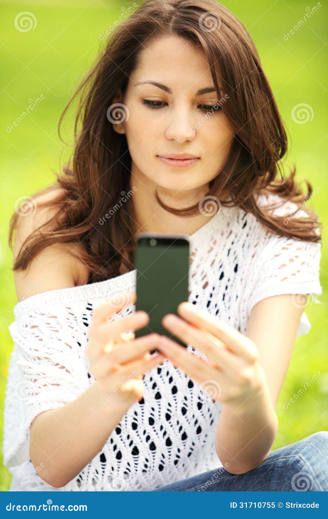 Mujer Hermosa Joven Que Fotografía En Parque Del Verano Imagen De