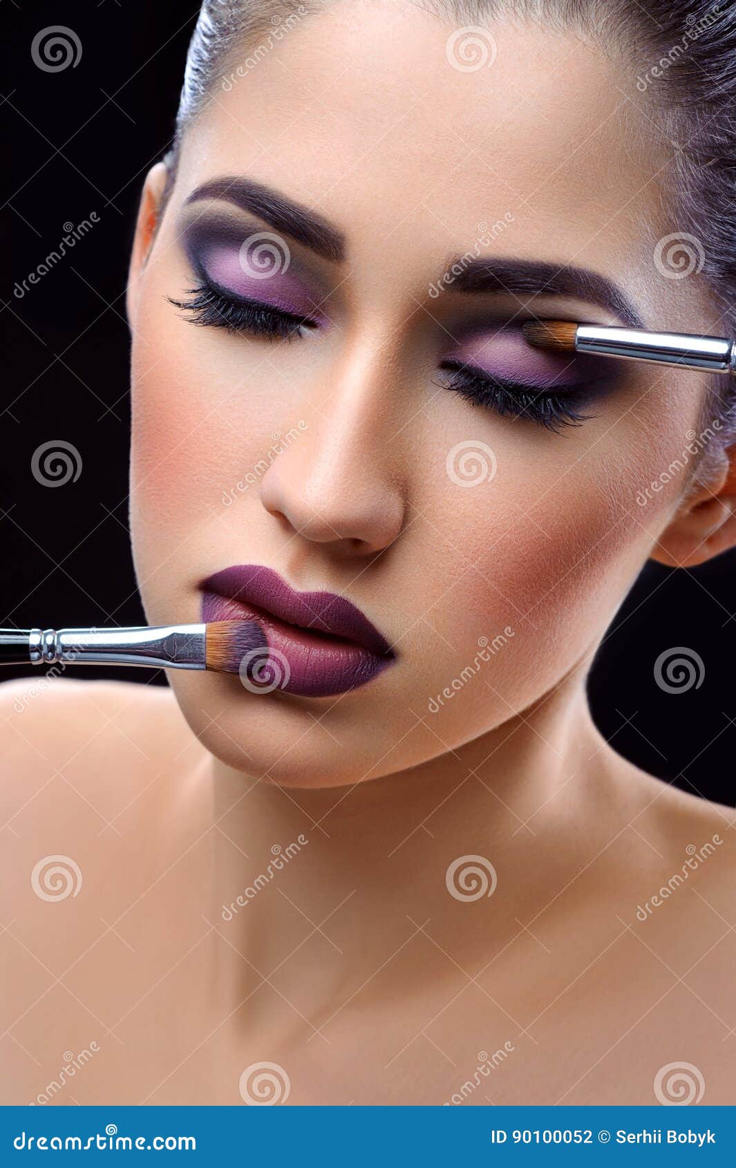 Mujer Hermosa Joven Que Lleva El Maquillaje Profesional Que Lleva a Cabo  Maquillaje Foto de archivo - Imagen de sala, limpio: 90100052