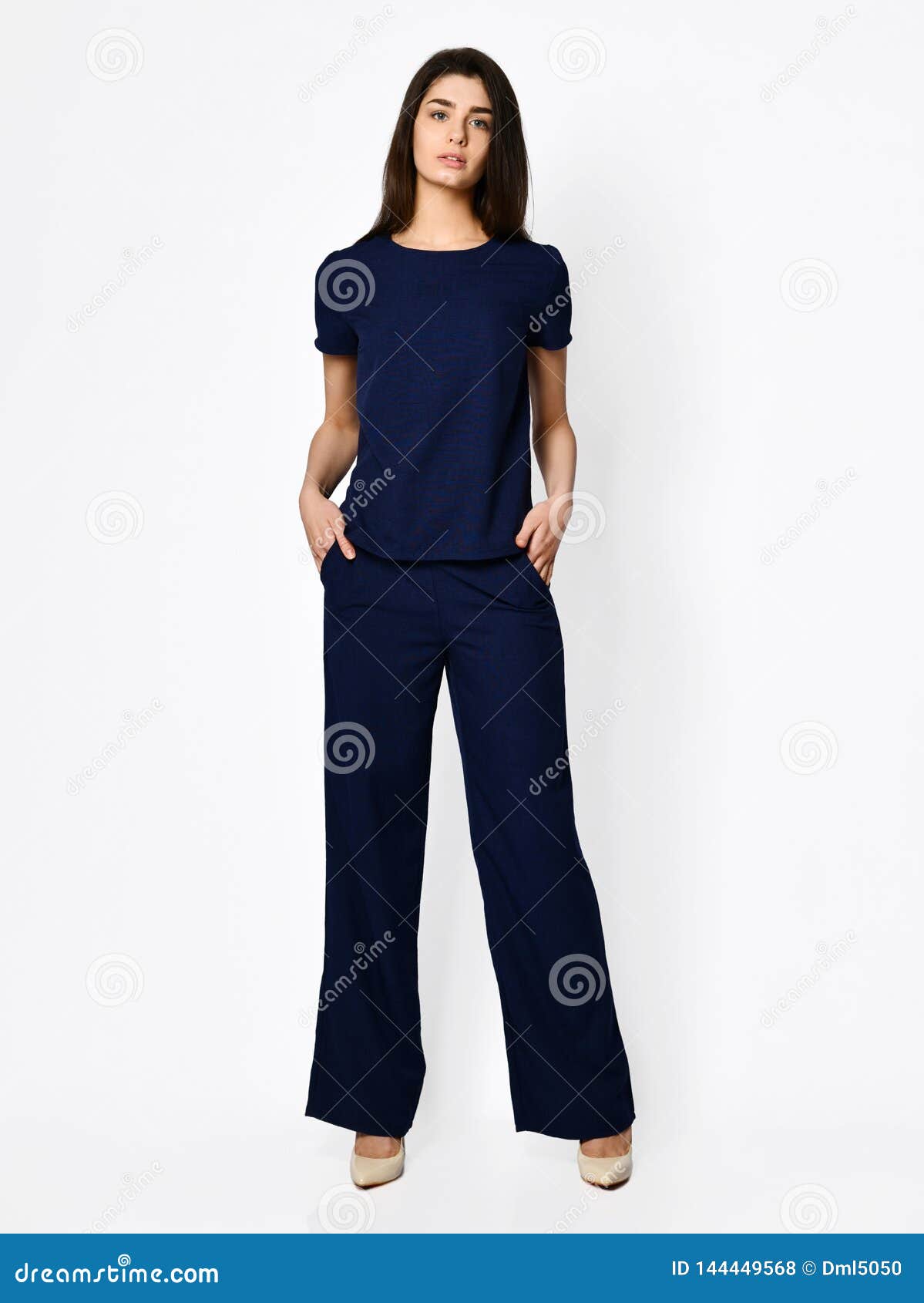 Mujer Hermosa Joven Que Presenta En Azul Marino Con El Traje Casual La Moda De Los Pantalones Foto de archivo - Imagen de humano, fashionable: 144449568