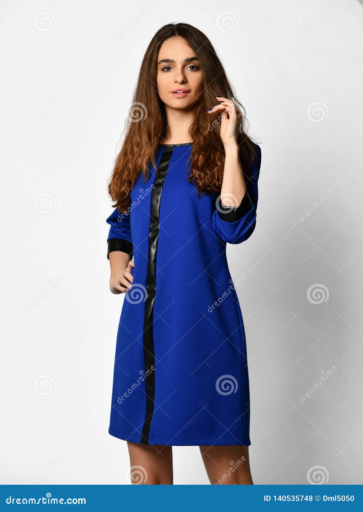 Mujer Hermosa Joven Que Presenta En Vestido Azul Invierno De La Oficina De La Nueva Moda En Un Blanco Foto de archivo Imagen de sonrisa, capa: 140535748