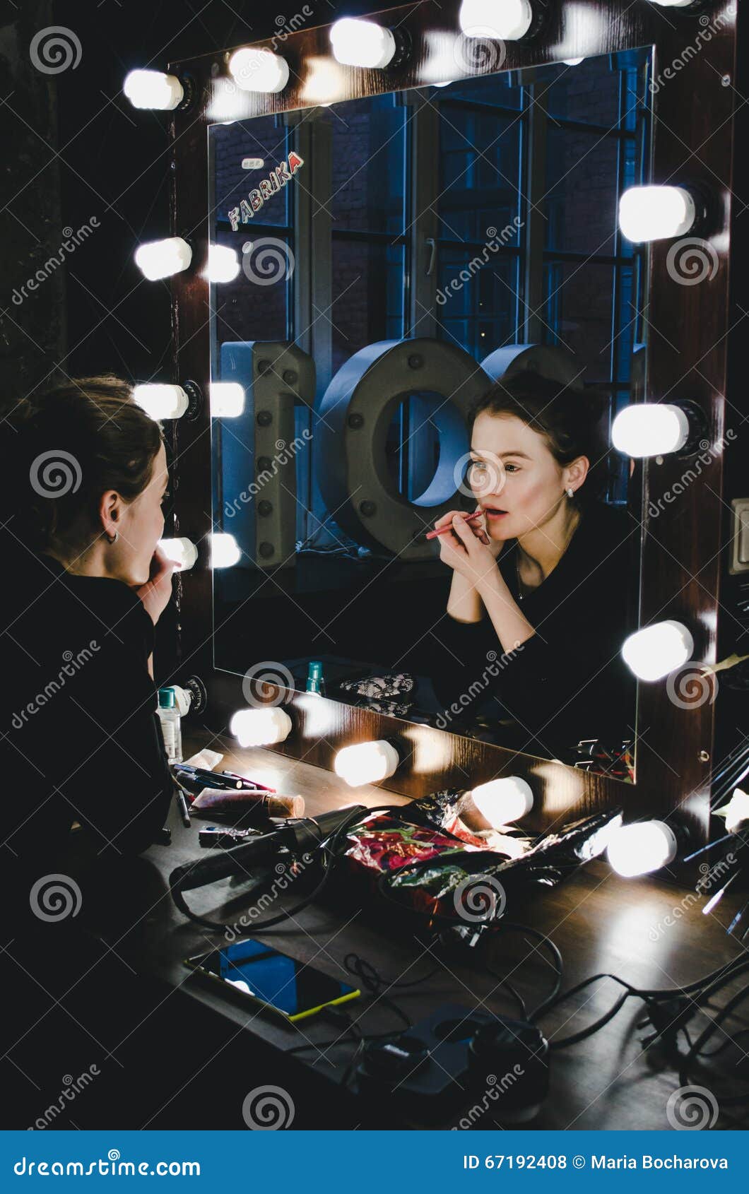 Mujer Hermosa Joven Que Se Aplica Los Labios Del Maquillaje, Mirando En Un Espejo, Sentándose En Silla El Vestuario Del Teatro Co Foto de archivo - Imagen de elegancia, negro: 67192408 Mujer Hermosa Joven Que Se Aplica Los Labios Del Maquillaje, Mirando En Un Espejo, Sentándose En Silla El Vestuario Del Teatro Co Foto de archivo - Imagen de elegancia, negro: 67192408