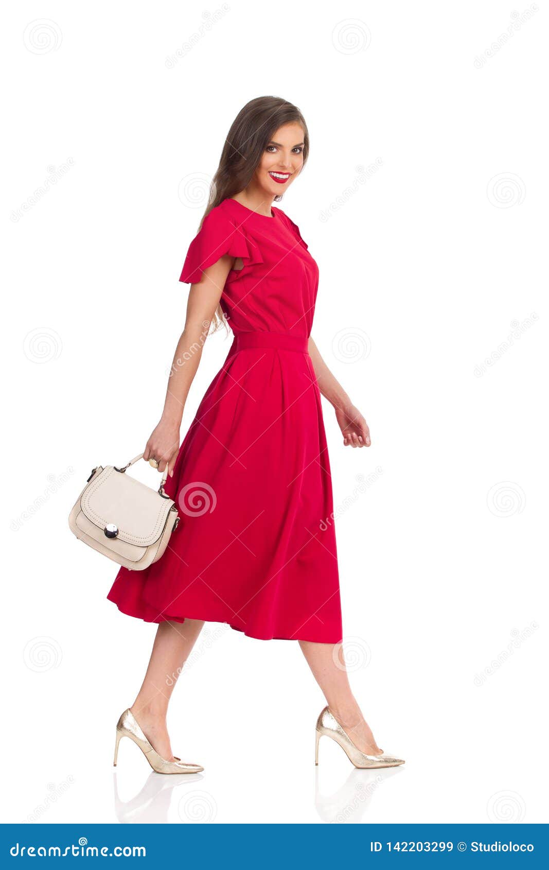Mujer Hermosa Que Camina En Rojo Elegante, Tacones Altos Oro Y Monedero Beige Imagen archivo - de pelo, amarillento: 142203299