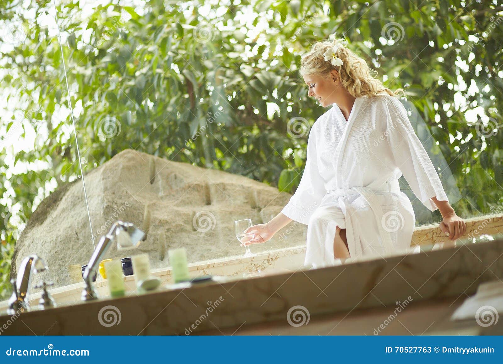 Mujer Joven En Albornoz En Cuarto De Baño Del Hotel Imagen de archivo -  Imagen de albornoz, ducha: 36638197