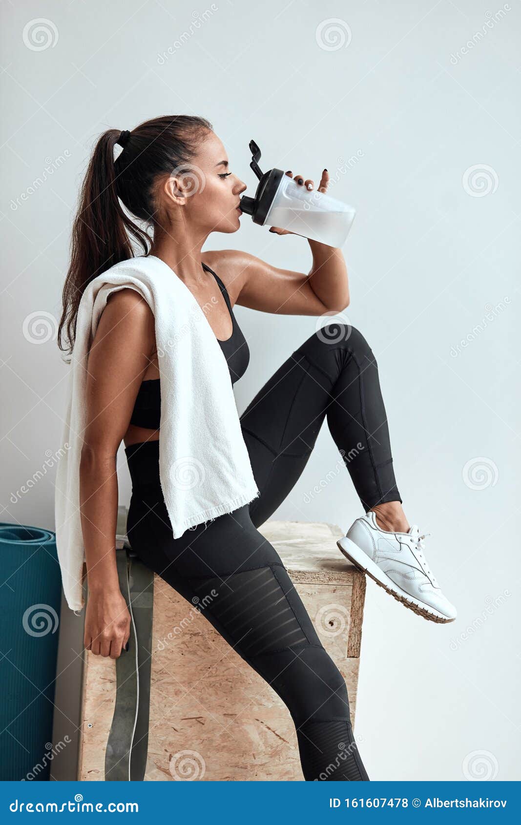 Mujer de gimnasio. mujer hermosa joven en ropa deportiva agua