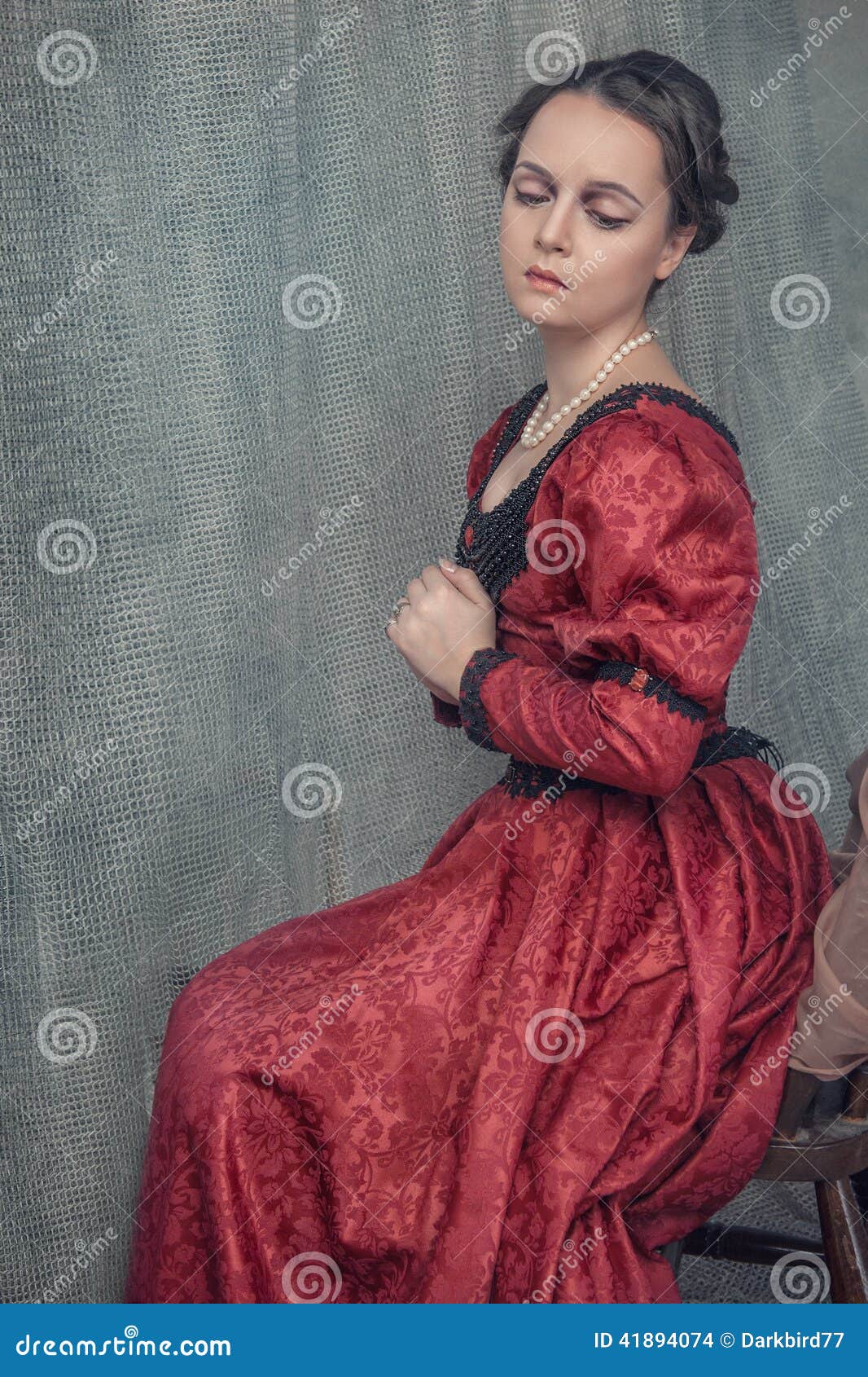 Dos Mujeres Hermosas En Vestidos Medievales Foto de archivo