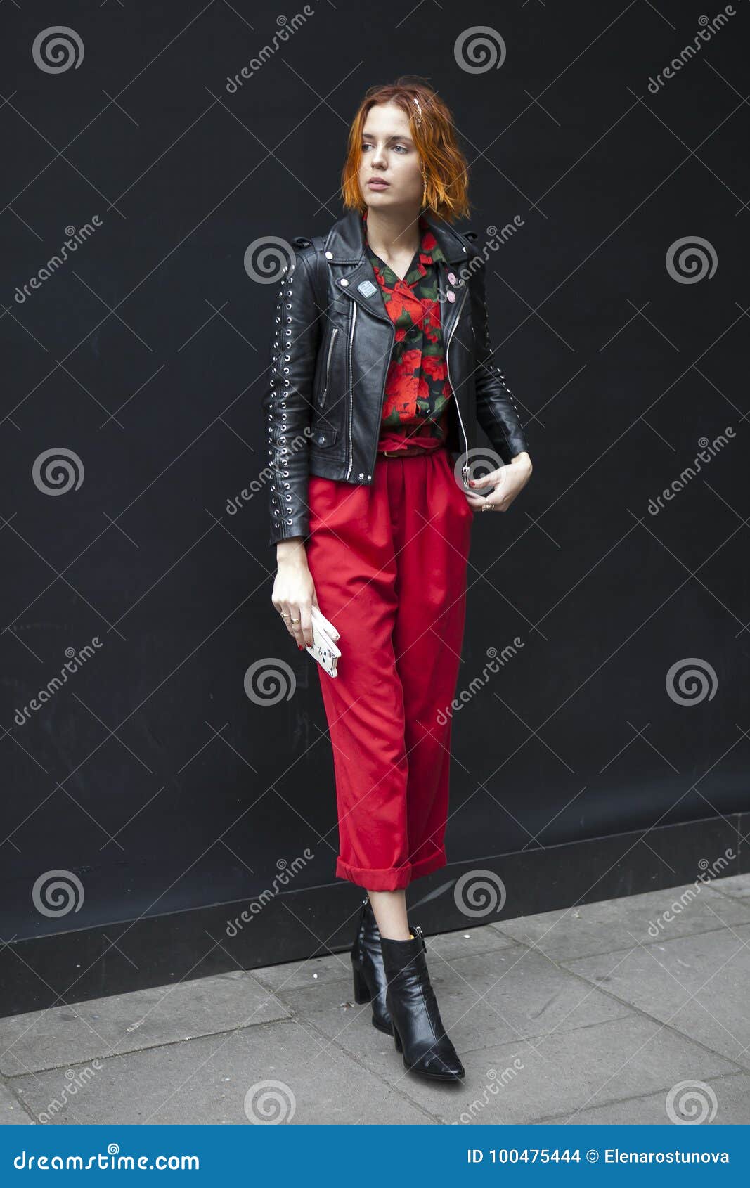 Mujer Y Elegante En Pantalones Rojos Y La Negra Del Leasher Que Durante La Semana De La Moda De Londres Eu Imagen de archivo editorial - Imagen de