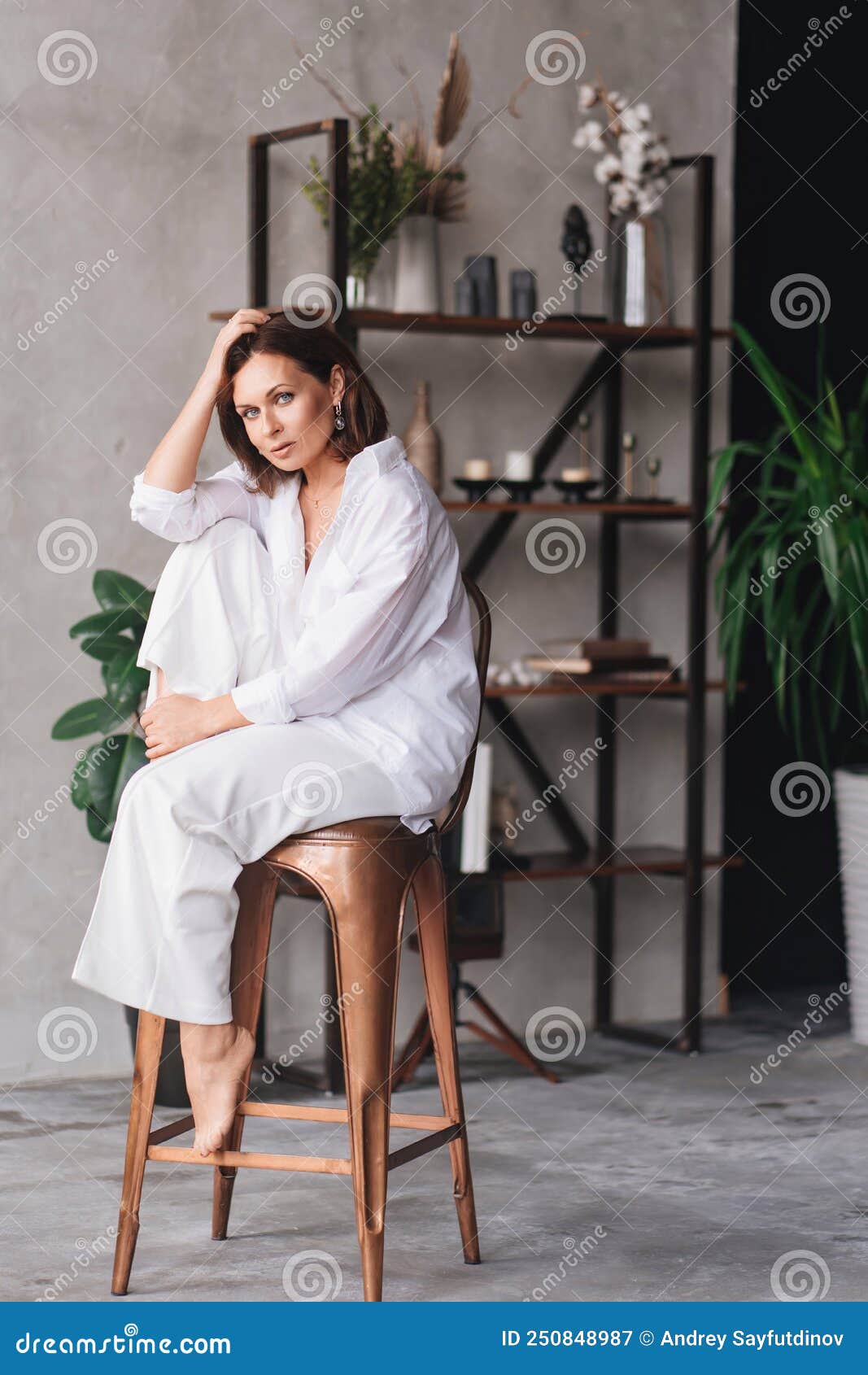 Mujer Hermosa Y Tranquila Descalza Con Ropa Blanca Y Cómoda En Una Silla.  Imagen de archivo - Imagen de apartamento, relaje: 250848987