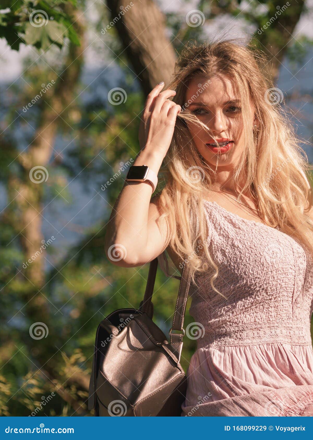 Mujer Hippie Con Mochila Al Aire Imagen de archivo - Imagen modelo, persona: