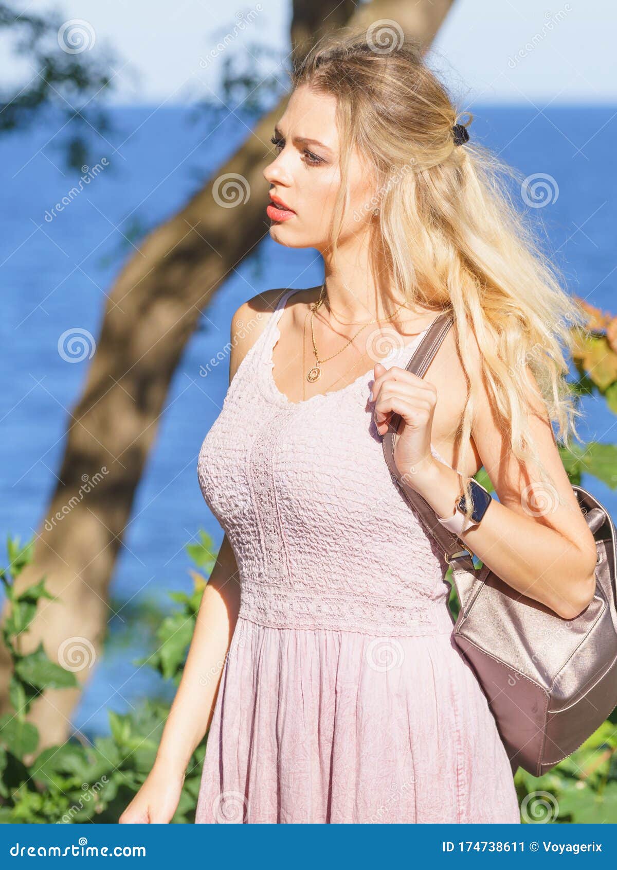 Mujer Hippie Con Mochila Caminando Al Aire Libre Imagen de archivo Imagen de petate: 174738611