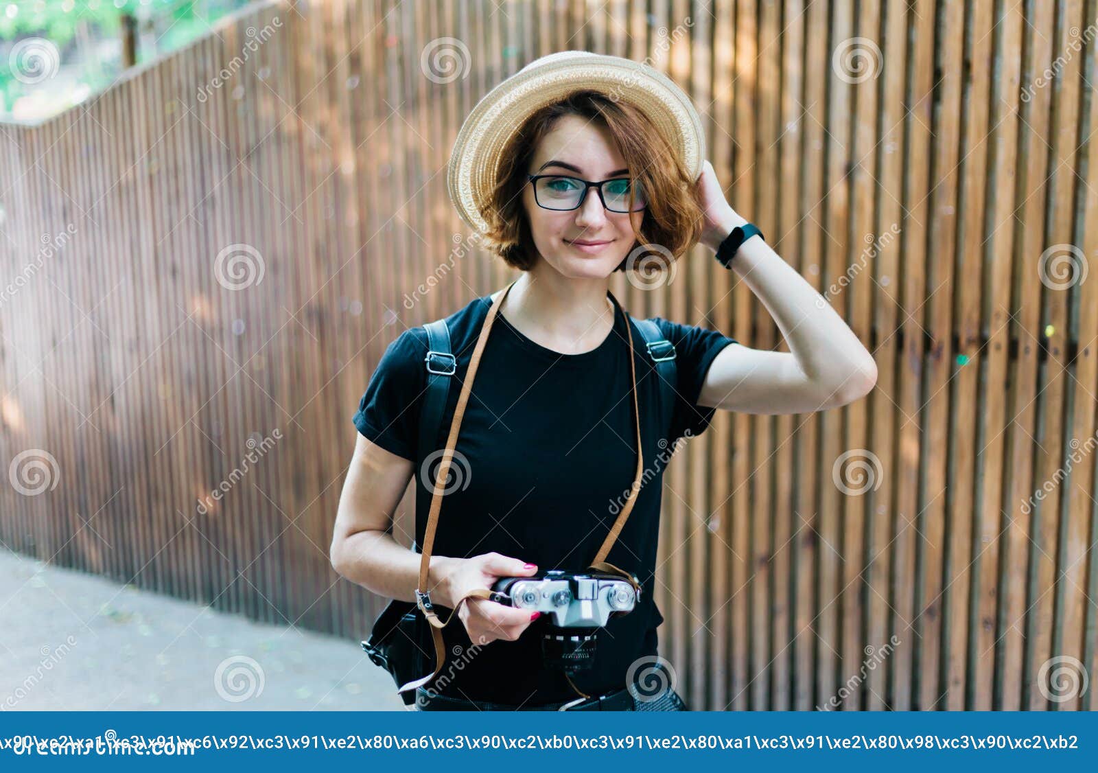 Disminución Expulsar a cápsula Mujer hipster foto de archivo. Imagen de viejo, sombrero - 171145122
