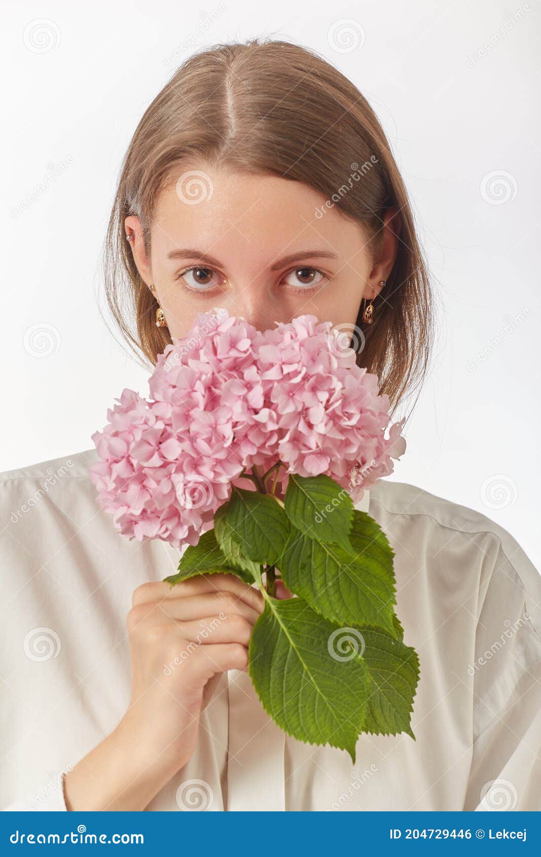 Mujer huele a flor foto de archivo. Imagen de fondo - 204729446