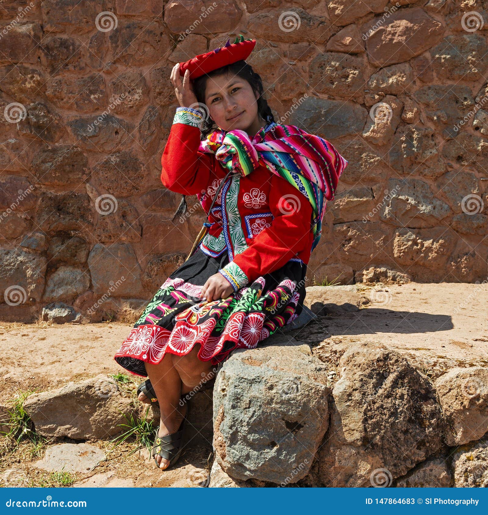 Mujer De Quechu Con La Ropa Tradicional, Perú Foto de archivo editorial - Imagen de comercial, ropas: 147864683