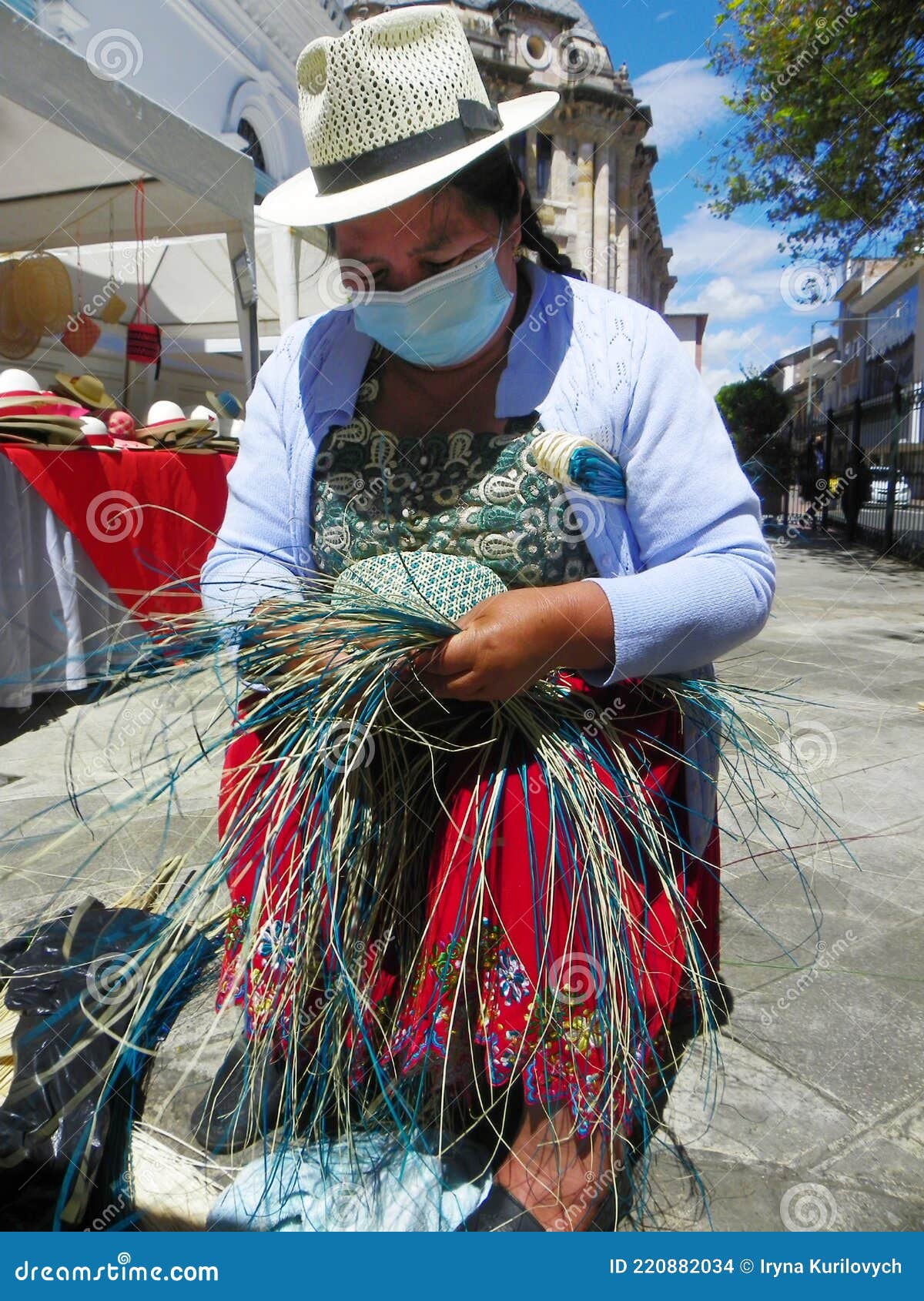 Mujer Indígena Haciendo Sombrero De Panamá Ecuador Imagen de archivo  editorial - Imagen de manera, arte: 220882034