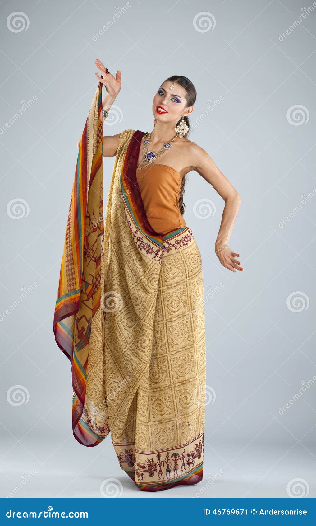 Mujer India Asiática Tradicional Joven En Sari India Imagen de archivo -  Imagen de concepto, morena: 46769671