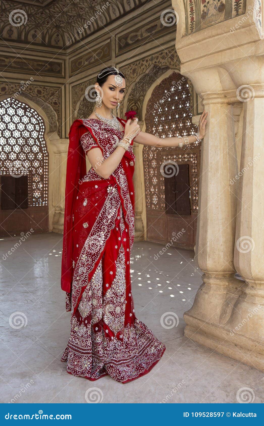 Ejecutante menos colina Mujer India Joven Hermosa En Ropa Tradicional Con Nupcial Imagen de archivo  - Imagen de cuento, muchacha: 109528597