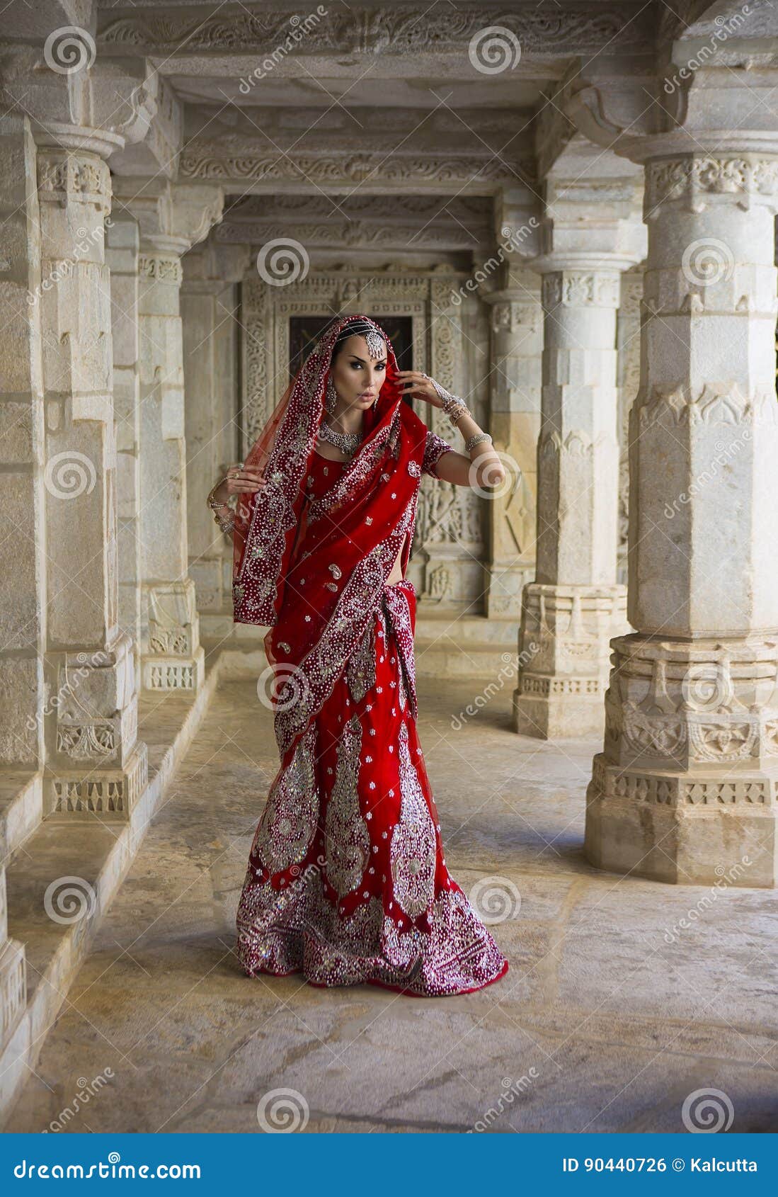 Mujer India Joven Hermosa En Ropa Tradicional Nupcial Foto archivo - Imagen de indio, modelo: 90440726
