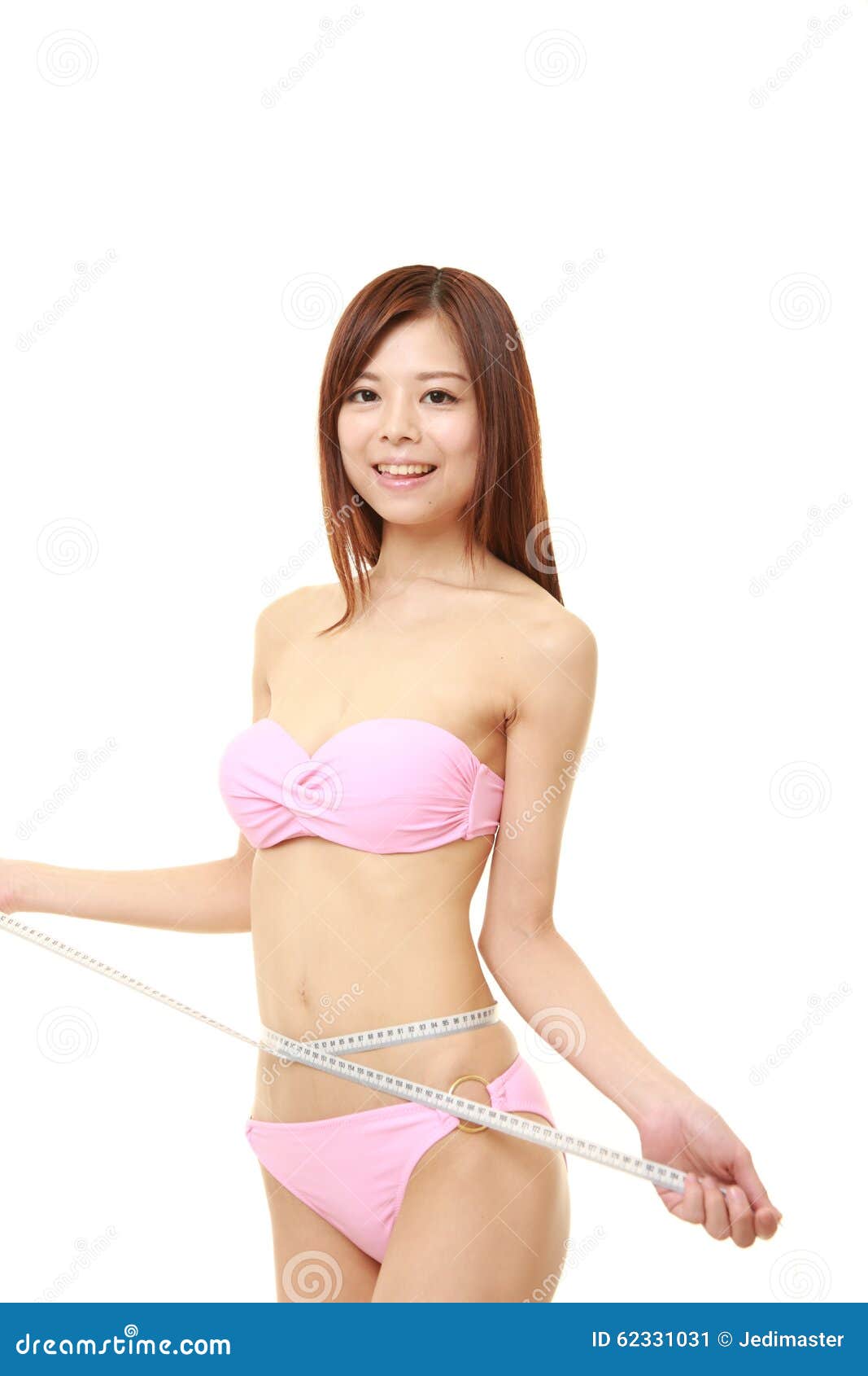 Mujer Japonesa Joven En Un Bikini Rosado Que Mide Su Cintura Imagen de archivo Foto foto