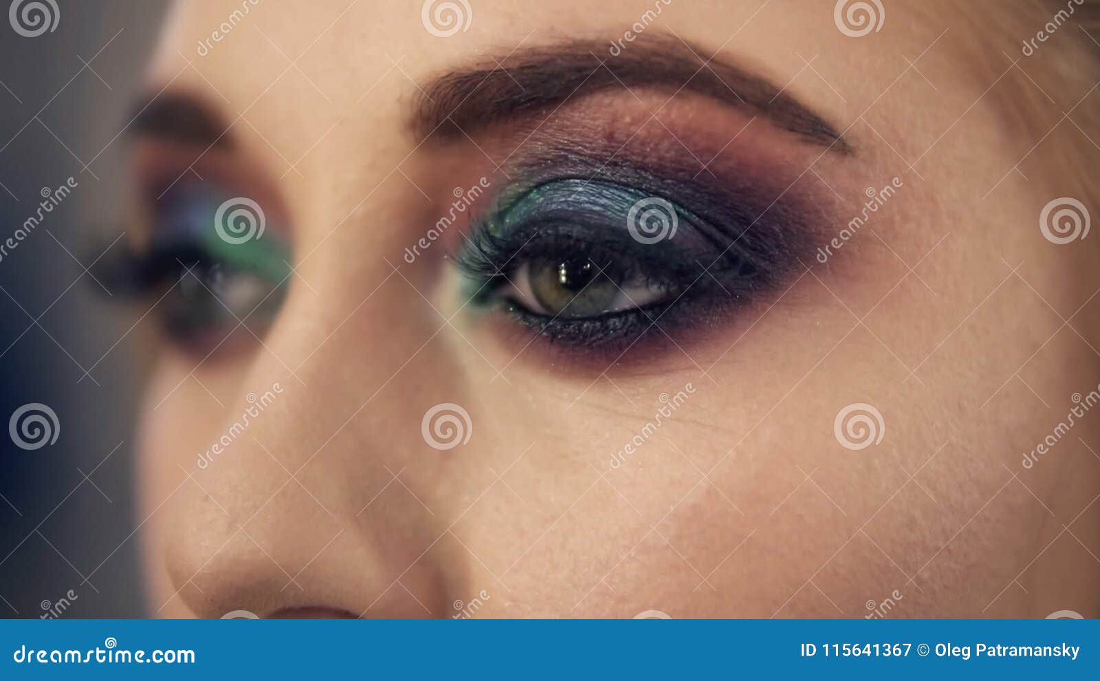 Mujer Joven Atractiva Con Los Ojos Verdes Ábrala Lentamente Los Ojos Maquillaje Ahumado Profesional De Los Ojos Cierre Para Arrib Almacen De Video ahumado verde Mujer Joven Atractiva Con Los Ojos Verdes Ábrala Lentamente Los Ojos Maquillaje Ahumado Profesional De Los Ojos Cierre Para Arrib Almacen De Video