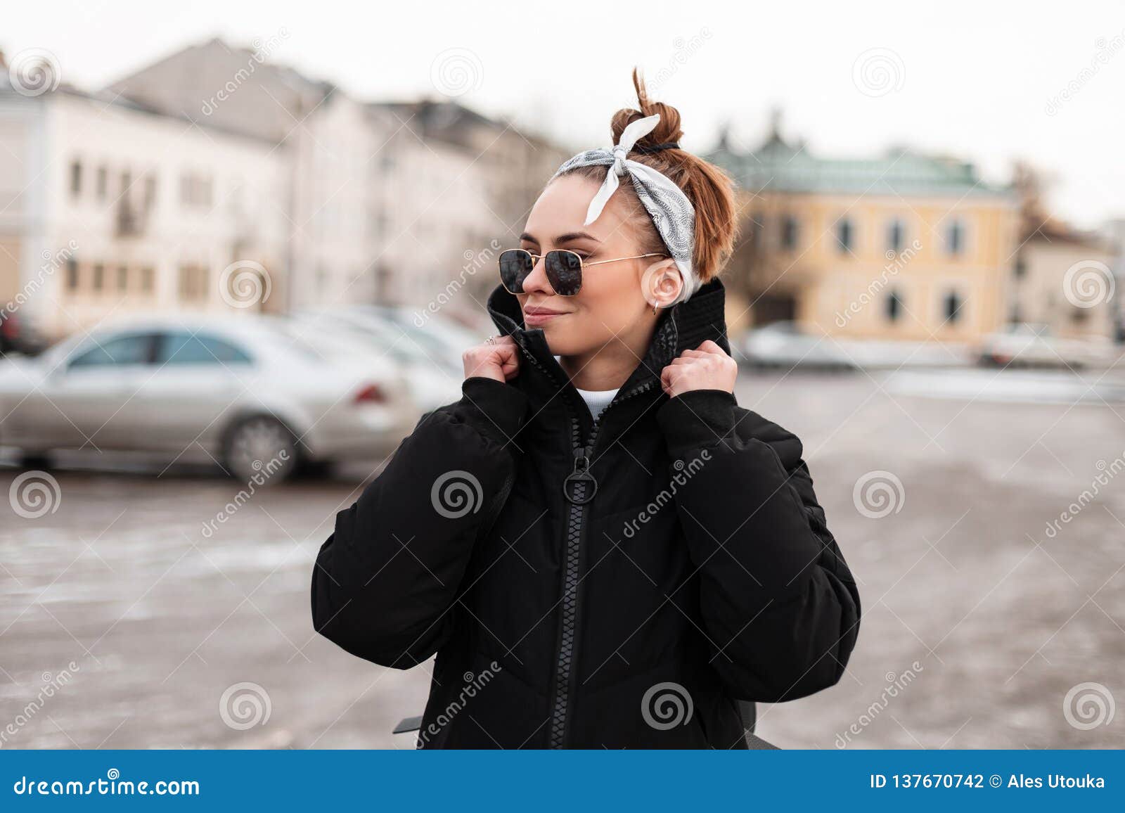 Mujer Joven Atractiva Moderna Del Inconformista En Ropa Elegante Del  Invierno Con Hairdress Con Pañuelo En Gafas De Sol En La Ciu Foto de  archivo - Imagen de negro, manera: 137670742