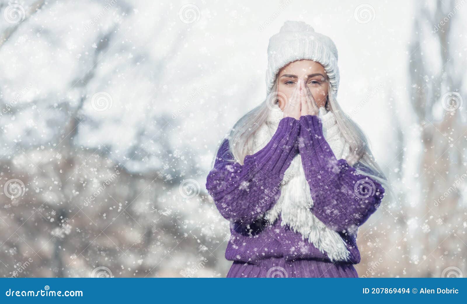 Mujer joven en ropa de invierno al aire libre