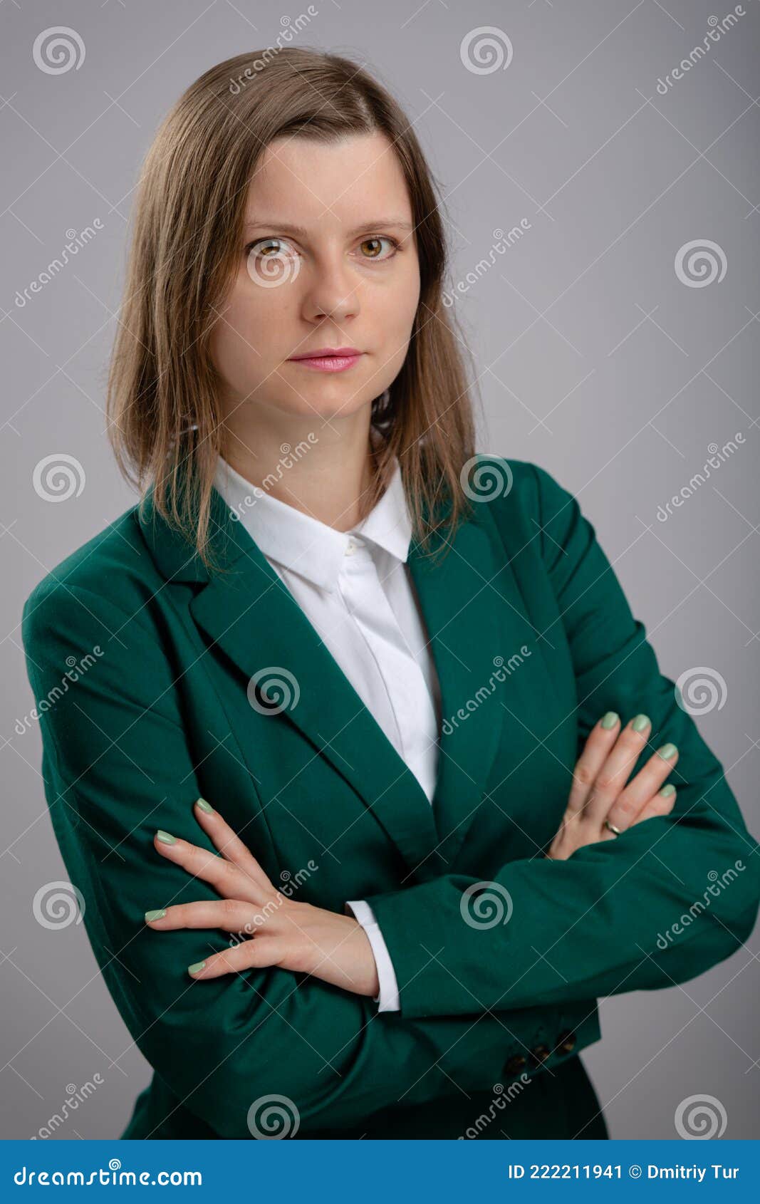 Mujer Joven Con Verde Y Retrato De Camisa Blanca De Un Trabajador Del Mes Imagen archivo - Imagen de personal, hembra: 222211941