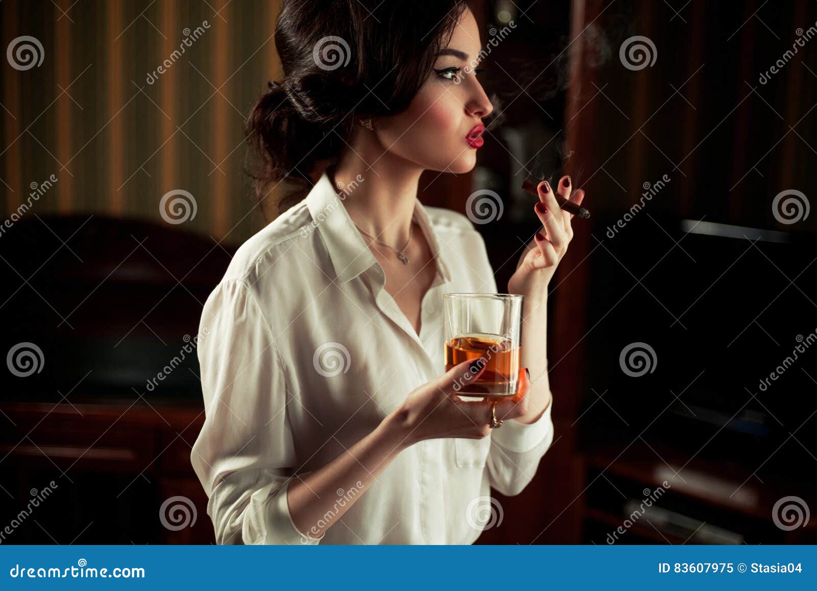 Женщина пьет коньяк. Девушка с бокалом виски. Девушка с сигарой и виски. Девушка с вином. Женщина сигара виски.