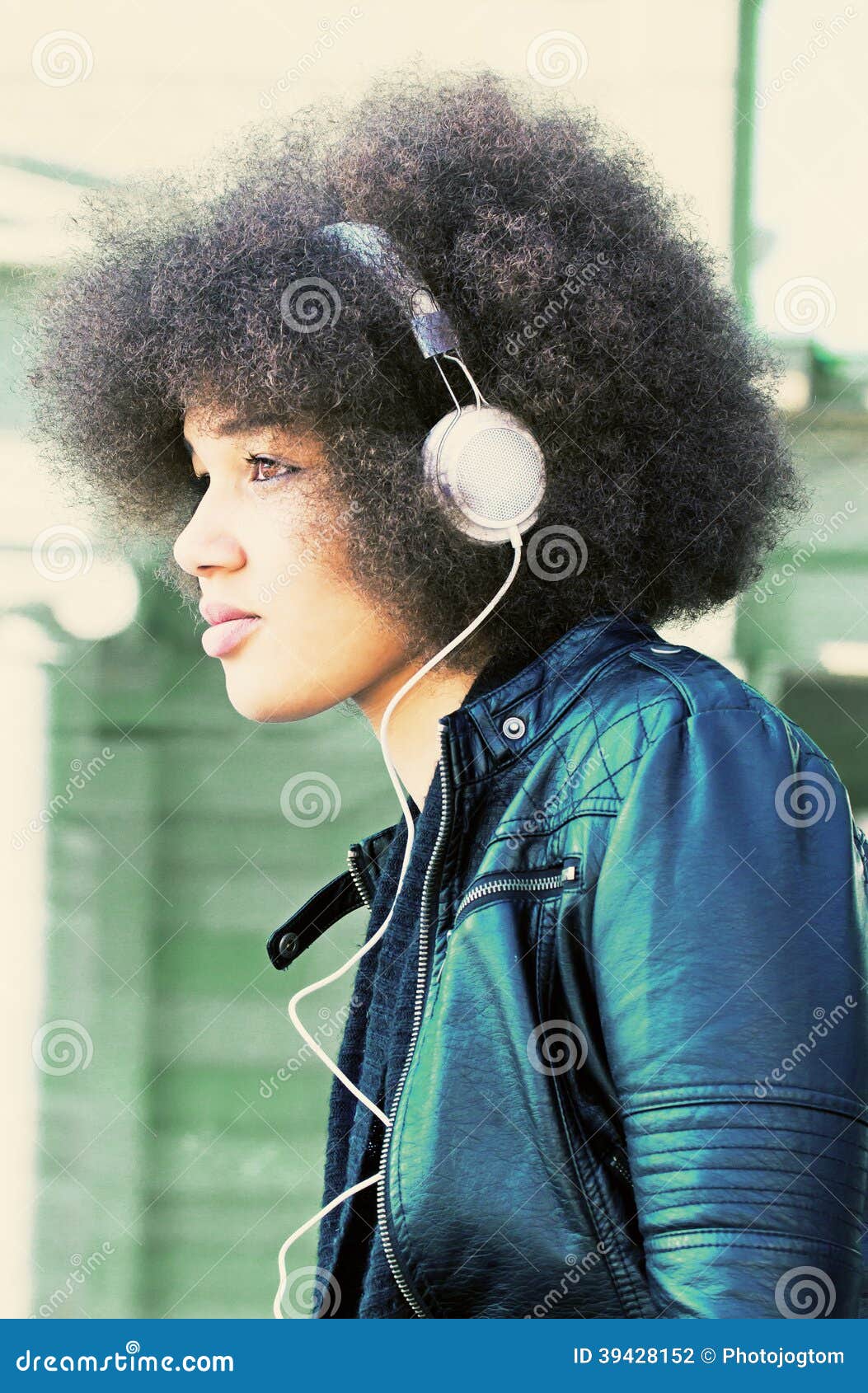 Mujer Joven Con Los Auriculares Grandes Imagen de archivo - Imagen de  auricular, retratos: 7210973