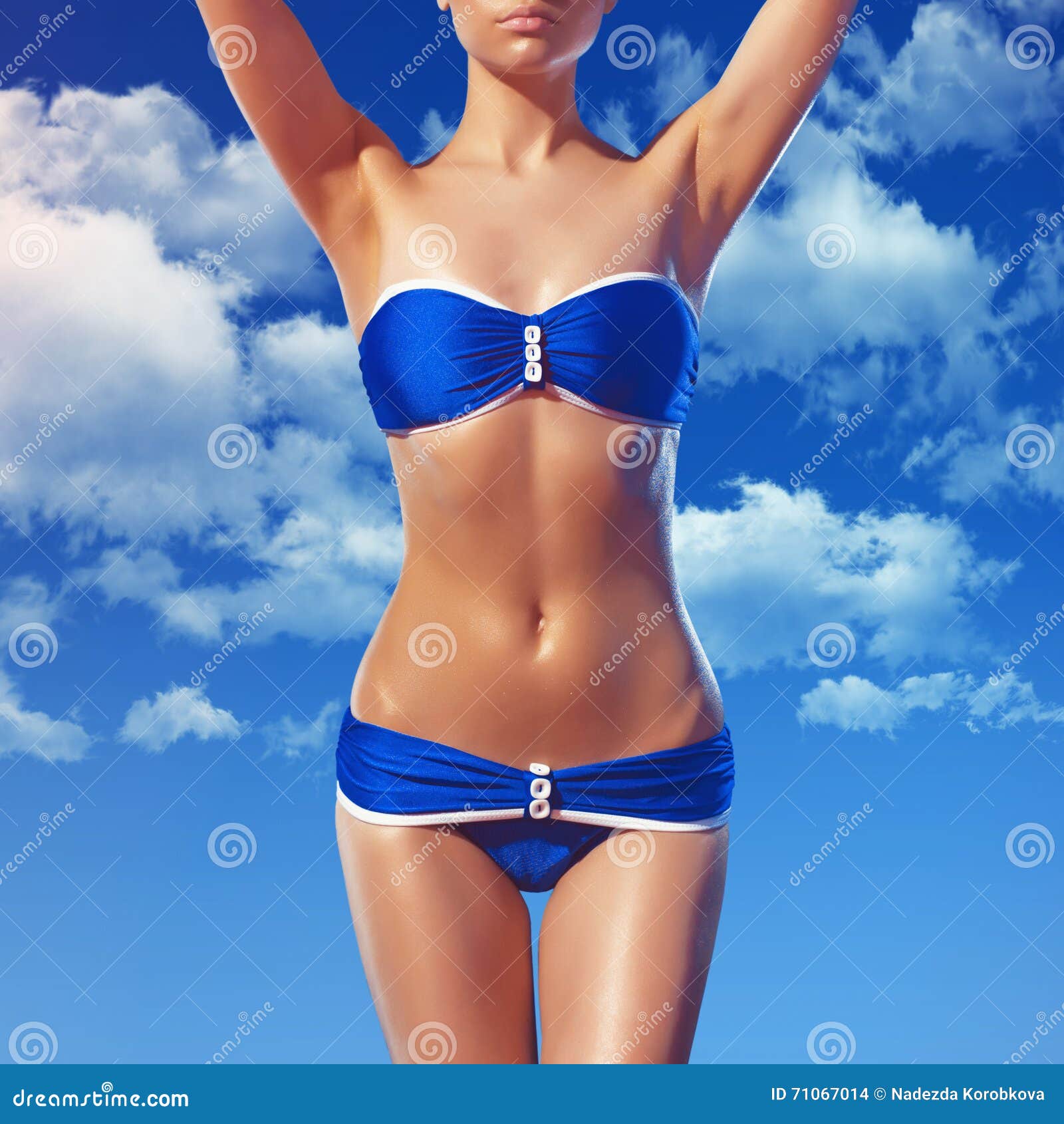 Mujer Joven Con El Cuerpo Perfecto En Traje De Baño Foto de archivo - Imagen de playa, belleza: 71067014 Mujer Joven Con El Cuerpo Perfecto En Traje De Baño Foto de archivo - Imagen de playa, belleza: 71067014