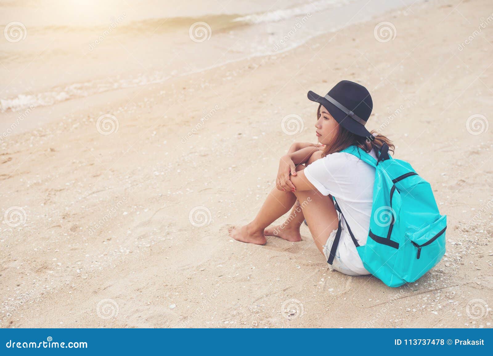 Interpretación Embutido Superficie lunar Mujer Joven Con La Mochila Que Se Sienta En La Playa Sola Y Que Mira  Adentro Foto de archivo - Imagen de gente, sentada: 113737478