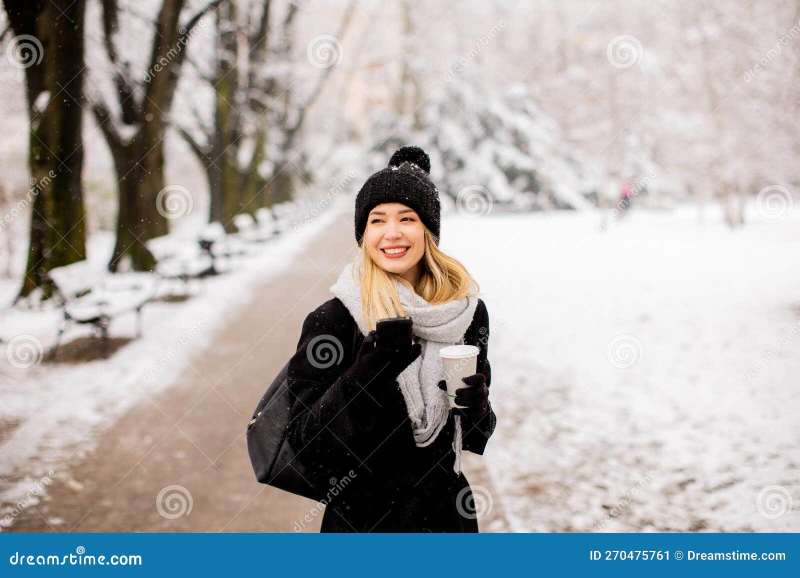 Mujer Joven Con Ropa Caliente En Invierno Frío Beber Café Para Ir Imagen de  archivo - Imagen de sombrero, temperatura: 270475761