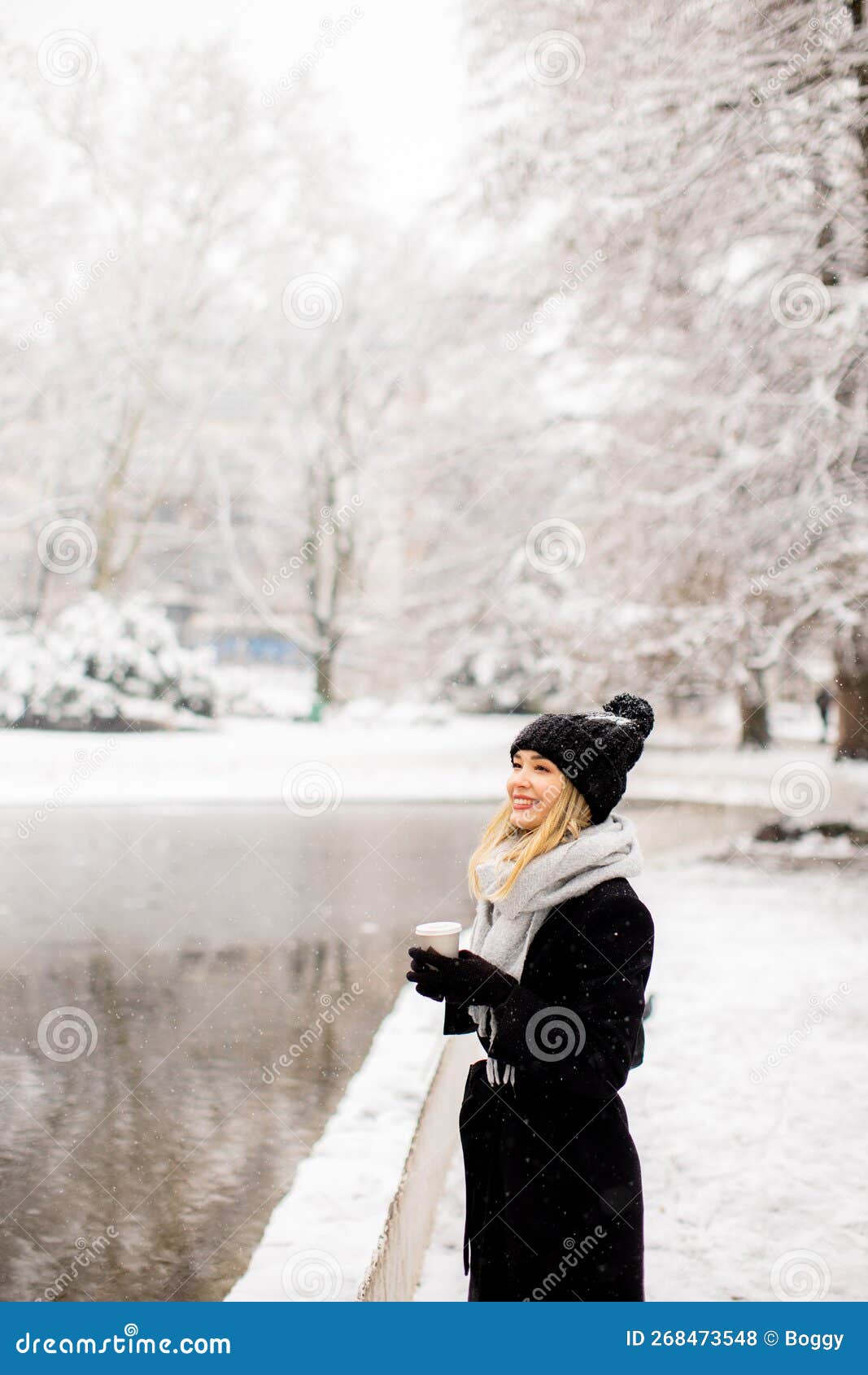 Mujer Joven Con Ropa De Abrigo Disfrutando De La Nieve Imagen de