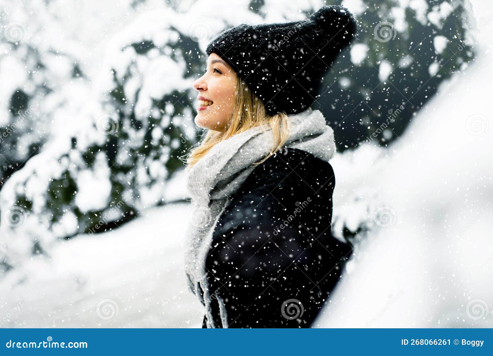 Mujer Joven Con Ropa De Abrigo Disfrutando De La Nieve Imagen de