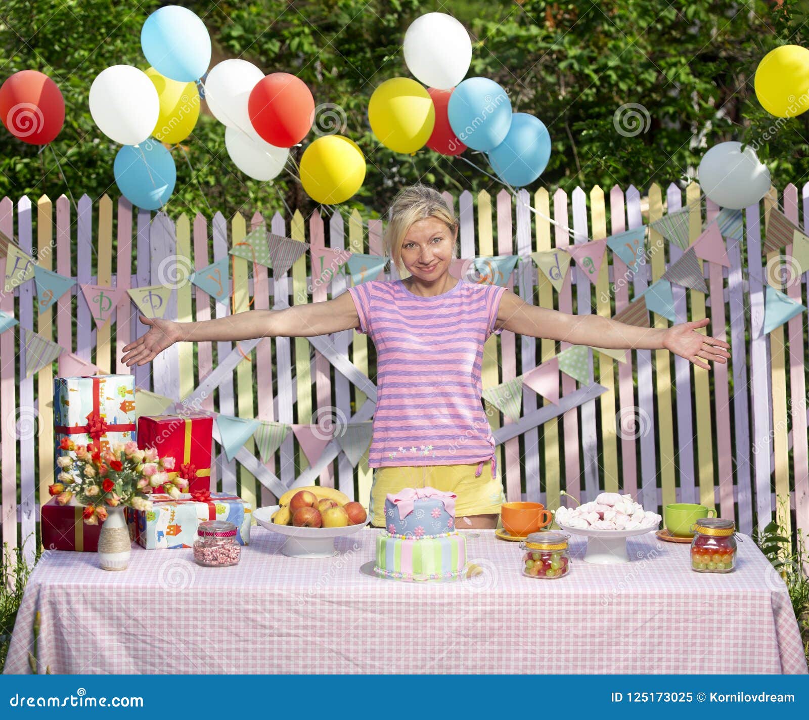Mujer Joven Con Un Del N Del D Nˆn Del Nˆd N Del D Del Caked Nˆn Del Cumpleanos Imagen De Archivo Imagen De Confetti Presente