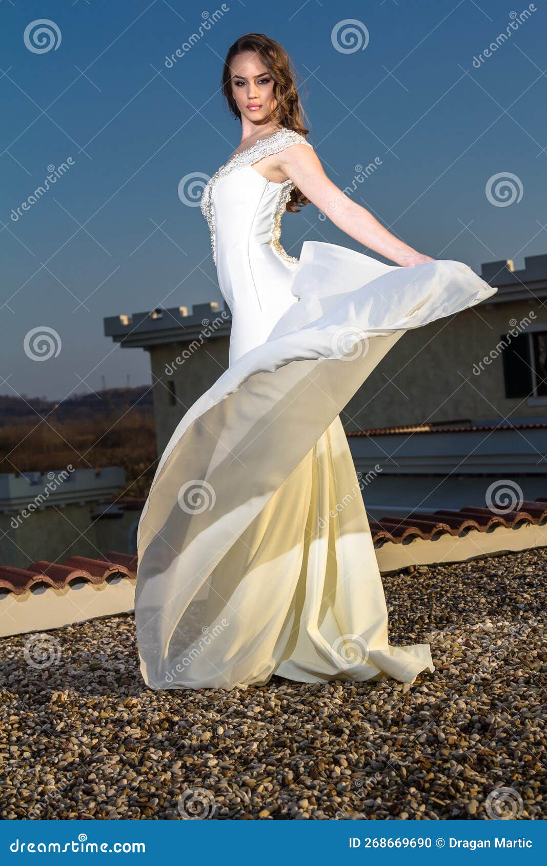Mujer Joven Con Vestido Blanco Posa Con Parte Vestido Levantado Foto de archivo - Imagen de retro, hermoso: 268669690