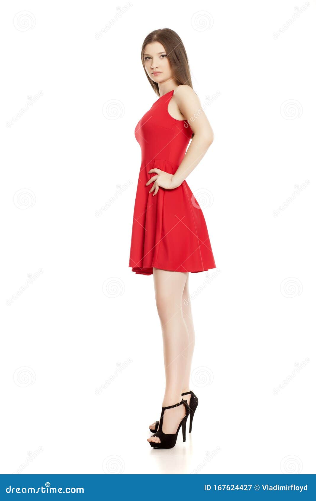Mujer Joven Con Vestido Rojo Corto Y Tacones Altos de - Imagen de pelo, aislado: 167624427