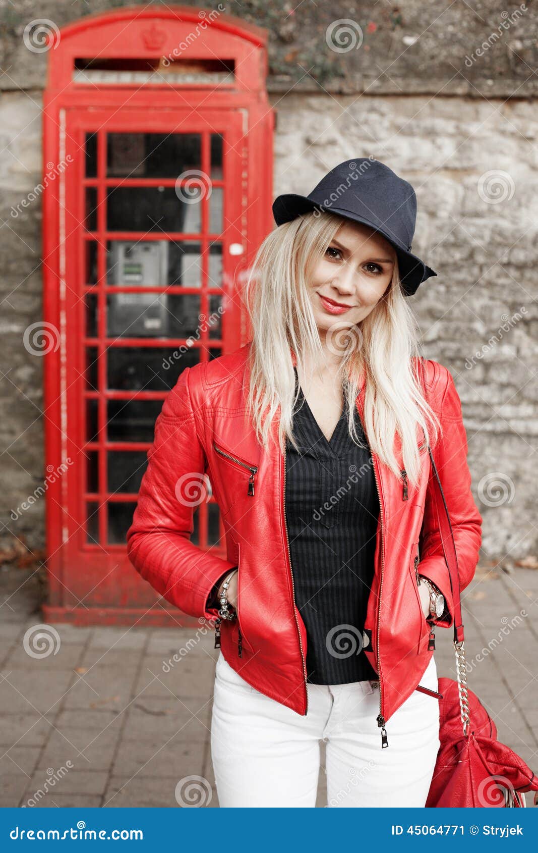 vestíbulo préstamo Venta ambulante Mujer Joven De Moda Atractiva En Una Chaqueta Roja Imagen de archivo -  Imagen de topo, accesorio: 45064771