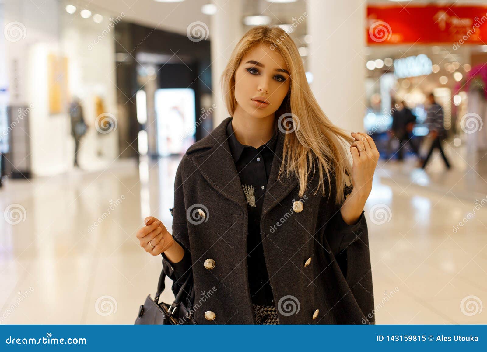 Mujer Joven De Moda Bonita Urbana Rubia En Una Capa Elegante En Una Blusa  Negra En Pantalones De Tela Escocesa Con Un Bolso De Cu Imagen de archivo -  Imagen de chaqueta