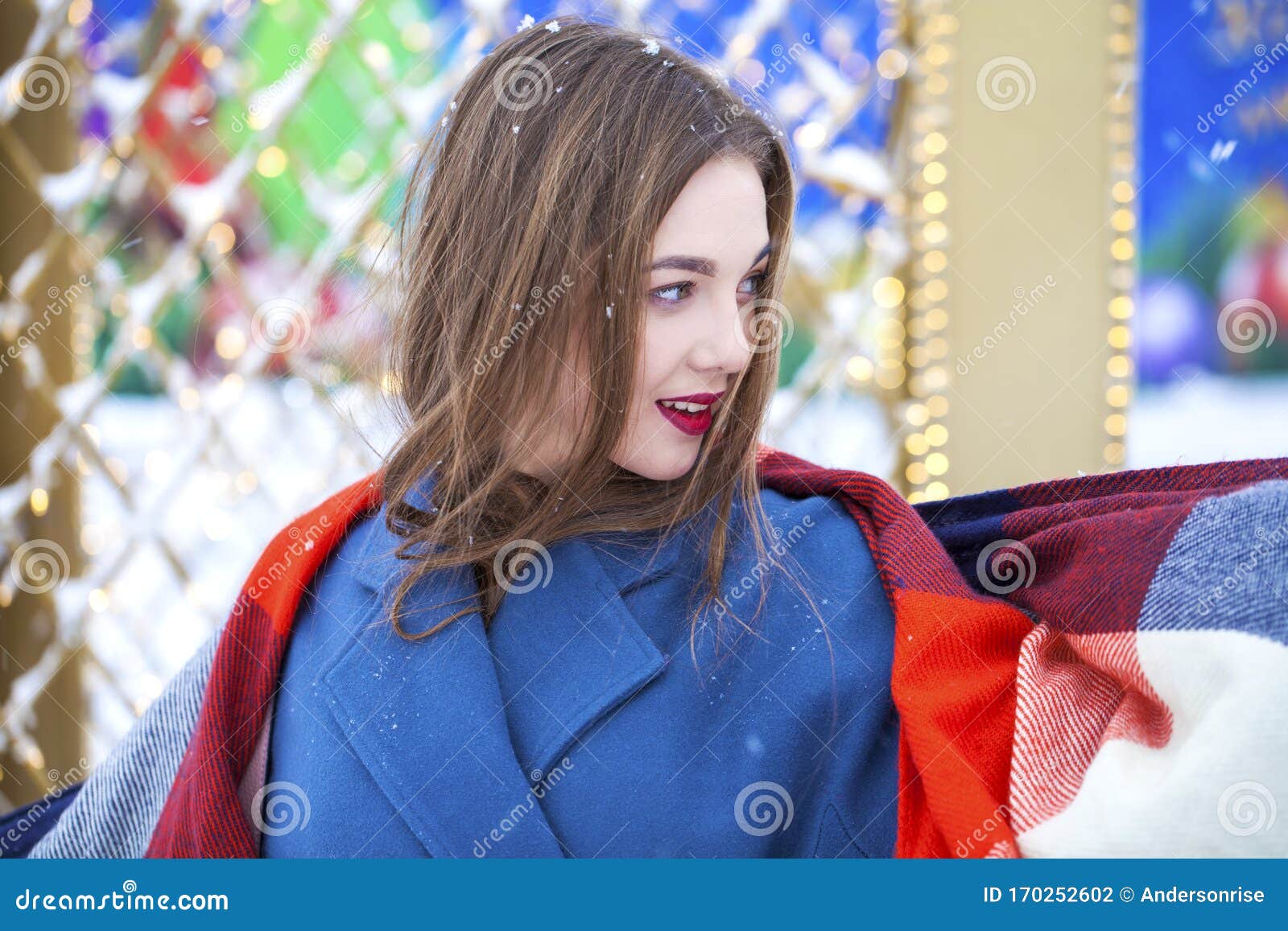 Mujer Joven De Moda En Invierno Foto de archivo - Imagen de hembra ...